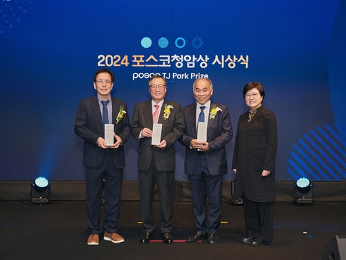 3일 서울 강남구 포스코센터에서 열린 '2024 포스코청암상' 시상식에서 정세영 부산대 광메카트로닉스공학과 교수(왼쪽부터), 박영도 수원제일평생학교 교장, 이호택 사단법인 피난처 대표, 김선욱 포스코청암재단 이사장 등 수상자들이 기념 촬영을 하고 있다. (사진=포스코)
